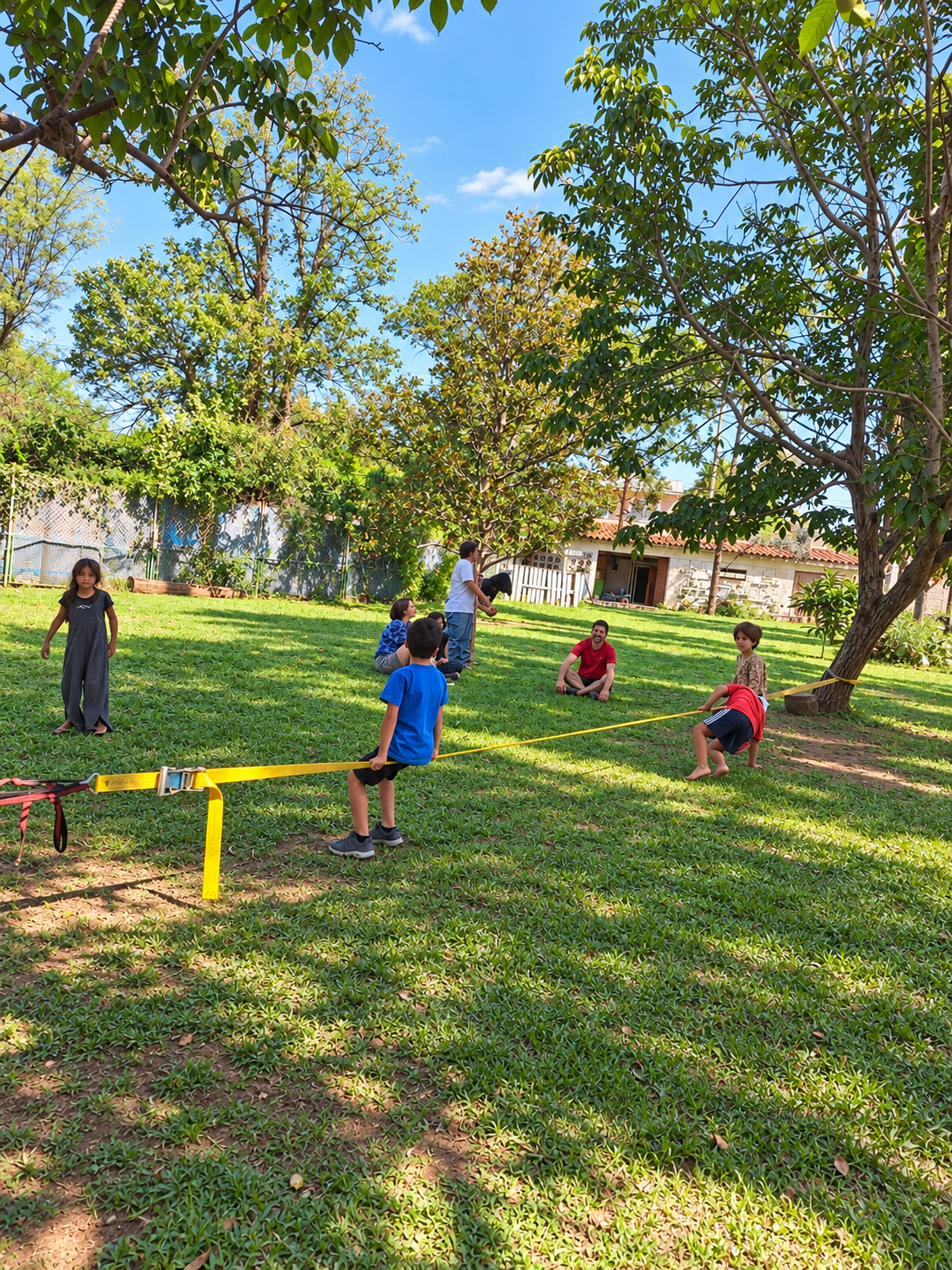 Niños jugando en el amplio patio arbolado de Artemisia Montessori