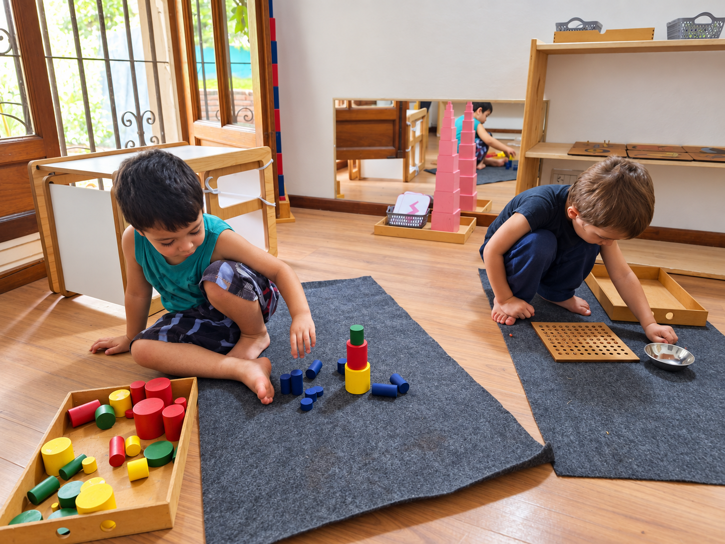 Niños trabajando de forma autónoma con materiales Montessori en Artemisia